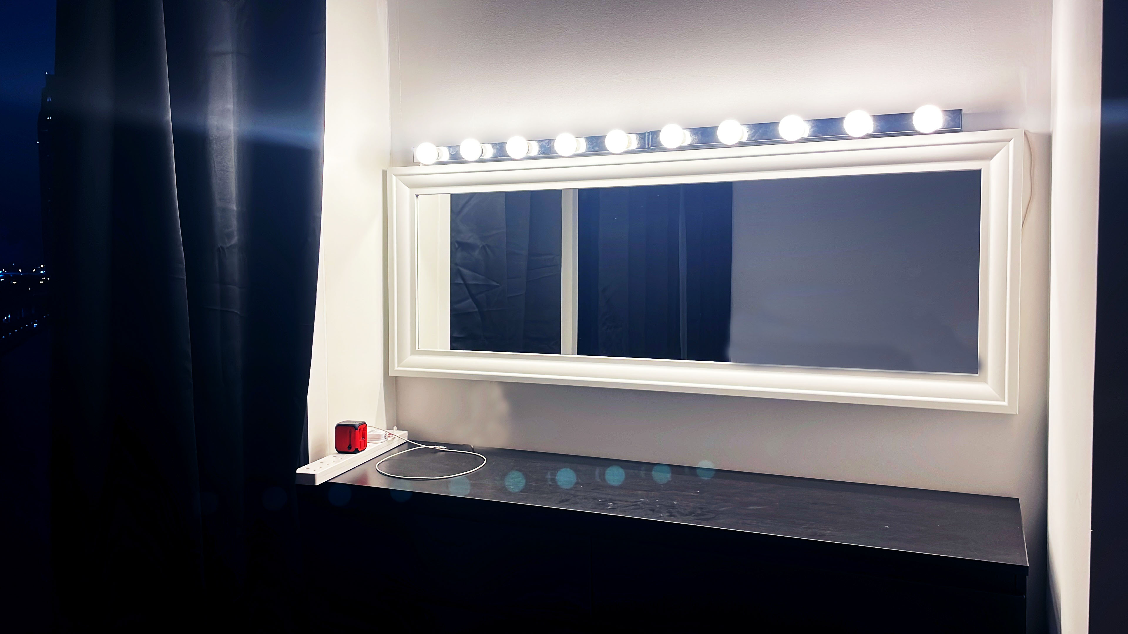 MAKE UP ROOM